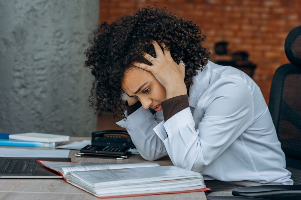 Stres dan burnout karena toxic relationship di lingkungan kerja