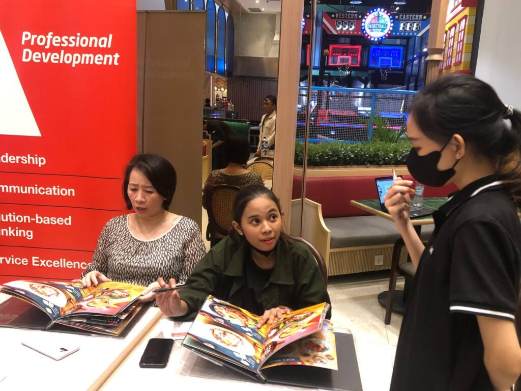 Adakan Training, Nam Heong Ingin Beri Pelayanan Restoran Yang Baik