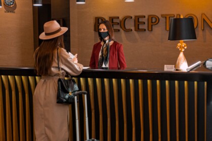 5 Komunikasi Praktis Bahasa Inggris Hotel Bagi Resepsionis
