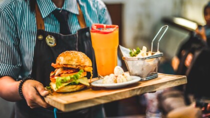 Komunikasi adalah Kunci Pelayanan Unggul Pada Pelanggan Restoran dan Kafe, Pahami 7 Faktor Ini